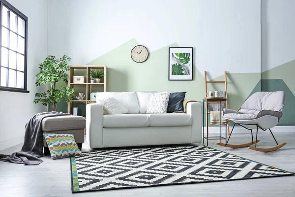 Interior elegante sala de estar com sofá confortável — Fotografia de Stock