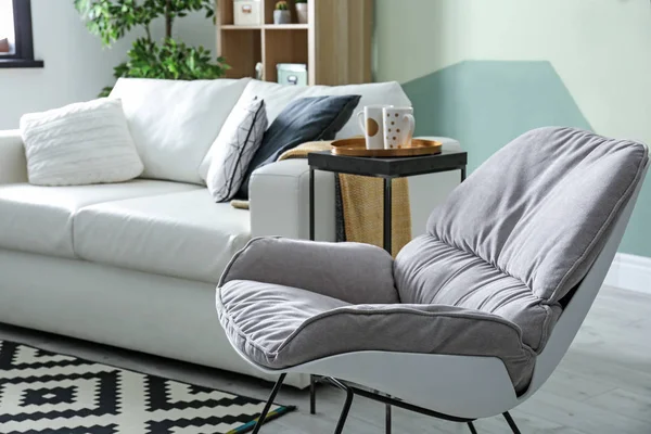 Interior elegante sala de estar com cadeira de balanço e sofá confortável — Fotografia de Stock