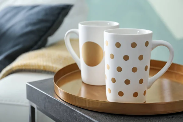 Lade met cups op tafel, close-up. Interieur design element — Stockfoto