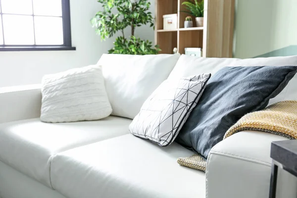 Wygodna sofa z poduszkami w salonie — Zdjęcie stockowe