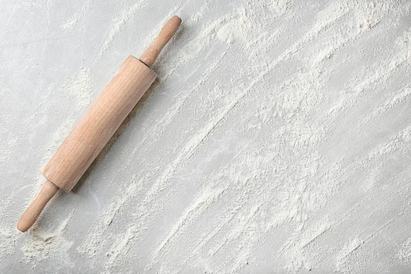 Mąki i wałkiem na jasnoszarym tle, widok z góry — Zdjęcie stockowe