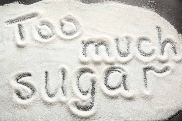 Složení se slovy příliš mnoho cukru na šedém pozadí — Stock fotografie