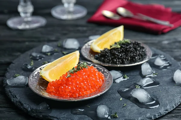 Placas com caviar preto e vermelho na mesa — Fotografia de Stock