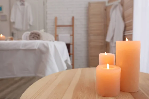 Zapach świec na stole w salonie spa, zbliżenie — Zdjęcie stockowe