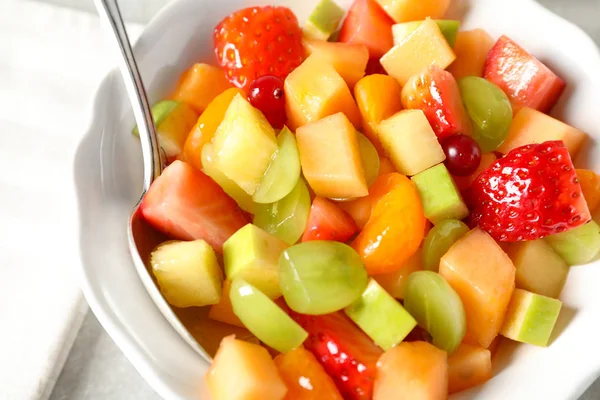Bol avec salade de fruits frais, gros plan — Photo