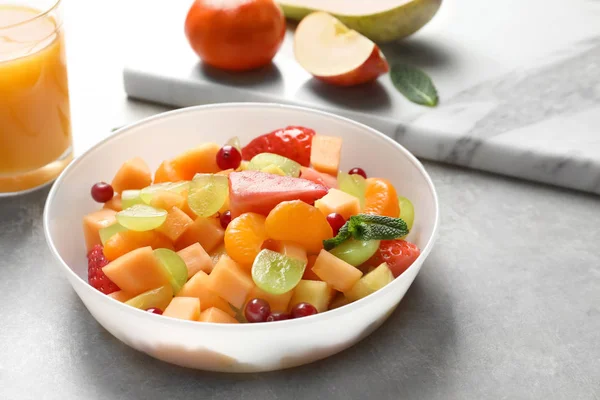 Bol avec salade de fruits frais sur la table — Photo