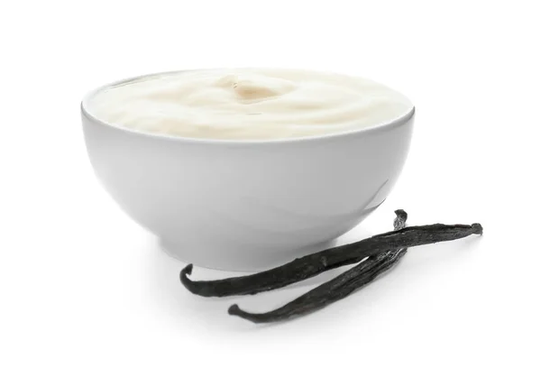 Budincă de vanilie și bastoane pe fundal alb — Fotografie, imagine de stoc