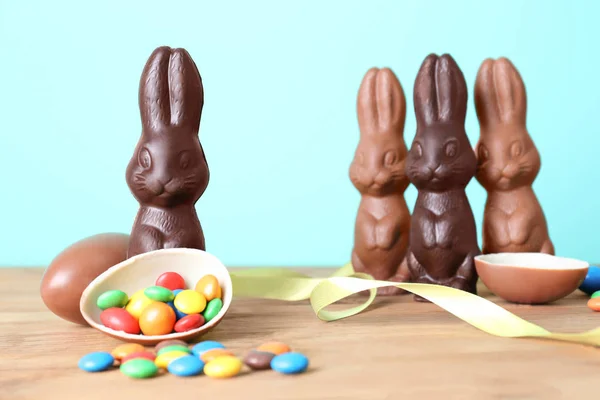 Cioccolato Coniglietti di Pasqua e caramelle in tavola — Foto Stock