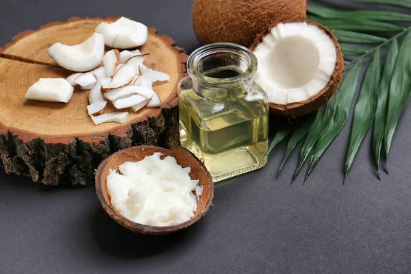 Bela composição com óleo de coco e nozes em fundo cinza — Fotografia de Stock