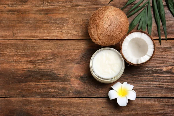 Bela composição com óleo de coco e nozes em fundo de madeira — Fotografia de Stock