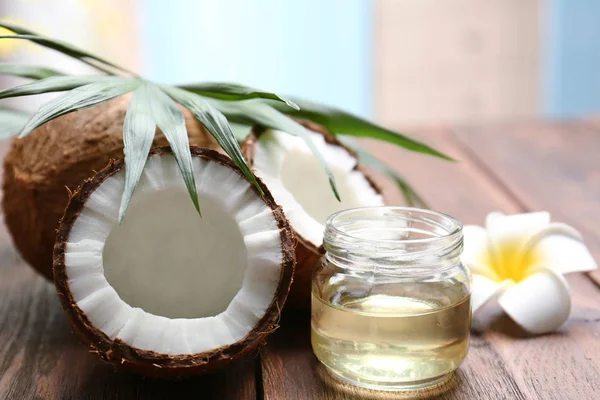 Hermosa composición con aceite de coco y nueces sobre fondo de madera — Foto de Stock