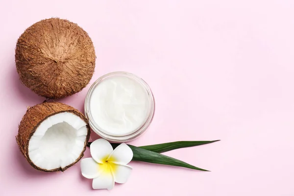 Bela composição com óleo de coco e nozes no fundo de cor — Fotografia de Stock