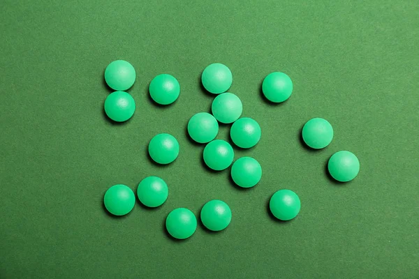 Зелені таблетки на кольоровому фоні — стокове фото