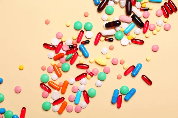 Διαφορετικά χάπια στο φόντο χρώμα — Φωτογραφία Αρχείου