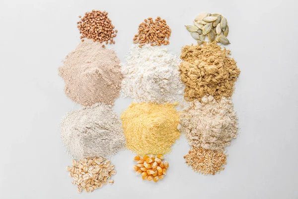 Diferentes tipos de harina sobre fondo blanco, vista superior — Foto de Stock
