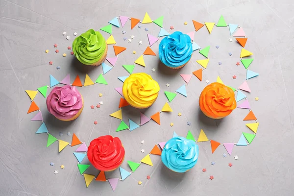 Deliciosos cupcakes de aniversário no fundo cinza — Fotografia de Stock