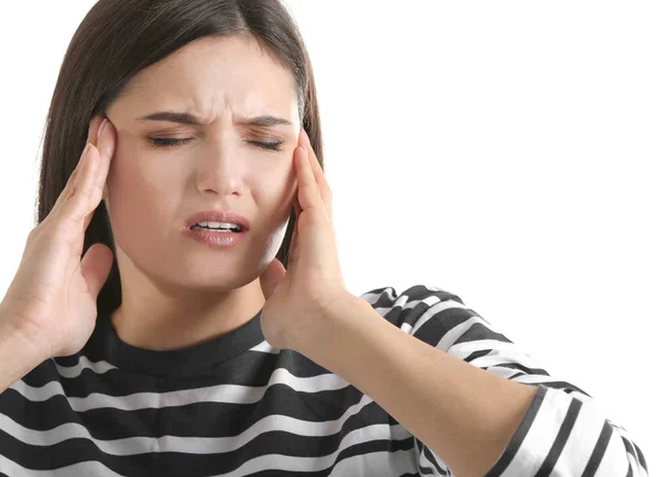 Mujer joven que sufre de dolor de cabeza sobre fondo blanco — Foto de Stock