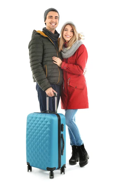 Молода пара з валізою на білому тлі. Готовий до зимових канікул — стокове фото