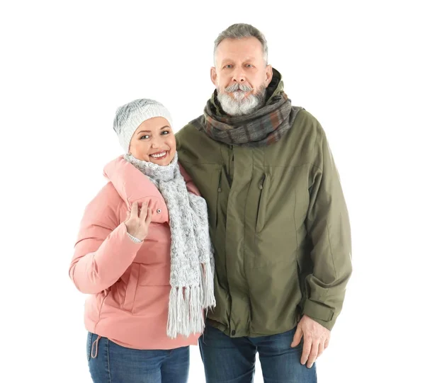 Pareja madura en ropa de abrigo sobre fondo blanco. Listo para vacaciones de invierno — Foto de Stock