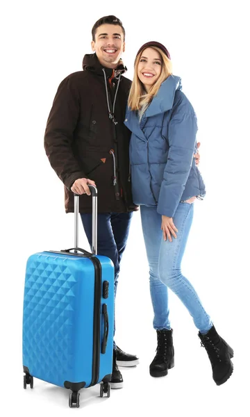 Jeune couple avec valise sur fond blanc. Prêt pour les vacances d'hiver — Photo
