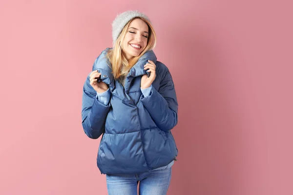 Porträtt av glad ung kvinna i varma kläder på färgbakgrund. Redo för vintersemester — Stockfoto