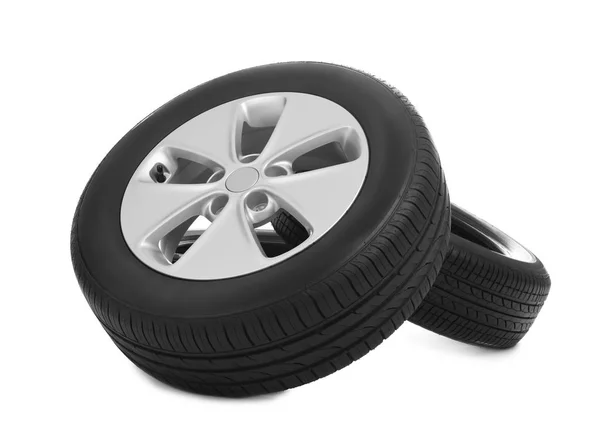 흰색 바탕에 자동차 타이어 — 스톡 사진