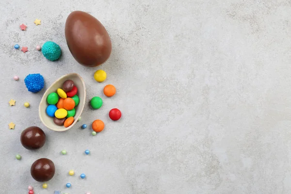 Çikolata Paskalya ile kompozisyon gri arka plan üzerinde yumurta — Stok fotoğraf
