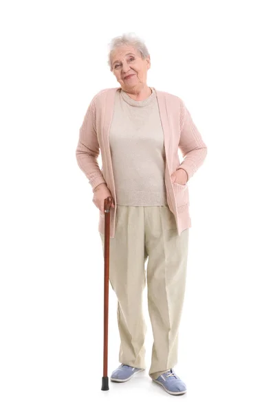 Äldre kvinna med käpp på vit bakgrund — Stockfoto