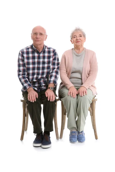 白い背景に、椅子に座っている老夫婦 — ストック写真