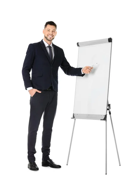 Jonge business trainer in de buurt van flip-over op witte achtergrond — Stockfoto