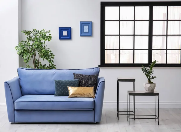 Sala de estar interior com sofá confortável — Fotografia de Stock