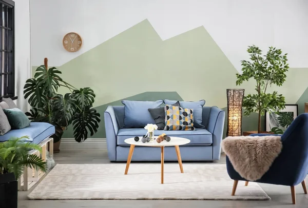 Интерьер гостиной с удобным диваном и креслом — стоковое фото