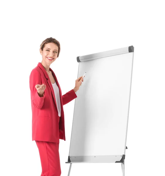 Vrouwelijke business trainer presentatie aan boord tegen witte achtergrond geeft — Stockfoto