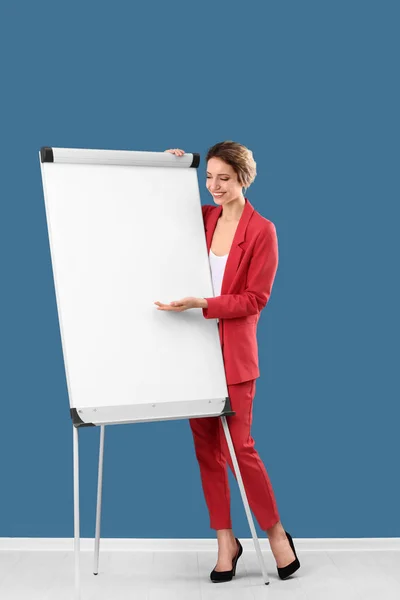 Женский бизнес-тренер проводит презентацию на доске в помещении — стоковое фото