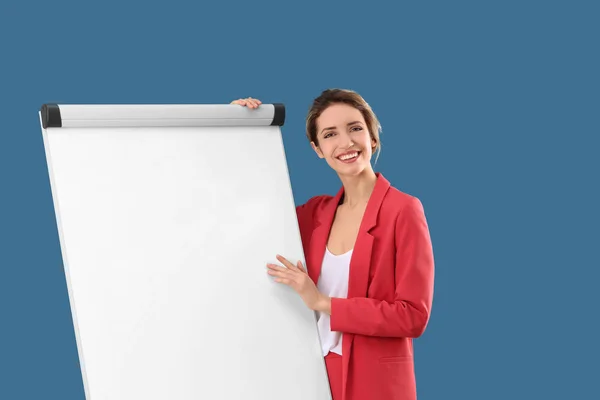Женский бизнес-тренер выступает с презентацией на доске на цветном фоне — стоковое фото