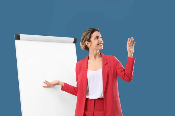Mujer entrenadora de negocios dando presentación en pizarra blanca sobre fondo de color —  Fotos de Stock