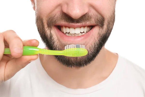 Jovem escovar os dentes no fundo branco — Fotografia de Stock