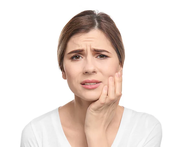 Wanita muda yang menderita sakit gigi pada latar belakang putih — Stok Foto