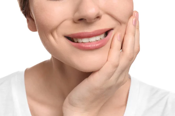 Mladá žena s krásným úsměvem na bílém pozadí. Bělení zubů — Stock fotografie
