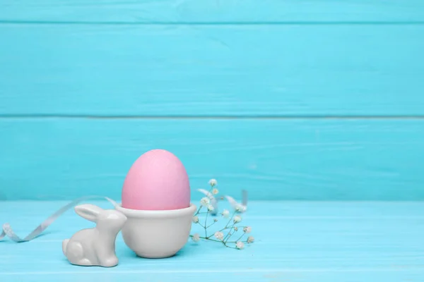 Copo com ovo e coelho de Páscoa na mesa — Fotografia de Stock