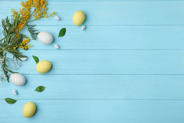 Yumurta ve Mimoza ahşap arka plan üzerinde şubesi ile güzel Paskalya kompozisyon — Stok fotoğraf