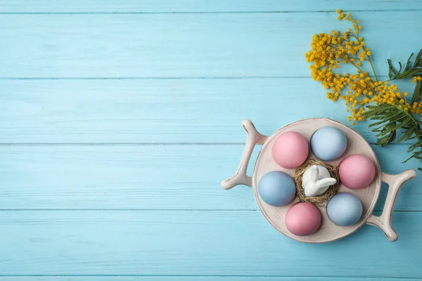 Renkli yumurta ve Mimoza ahşap arka plan üzerinde şubesi ile güzel Paskalya kompozisyon — Stok fotoğraf