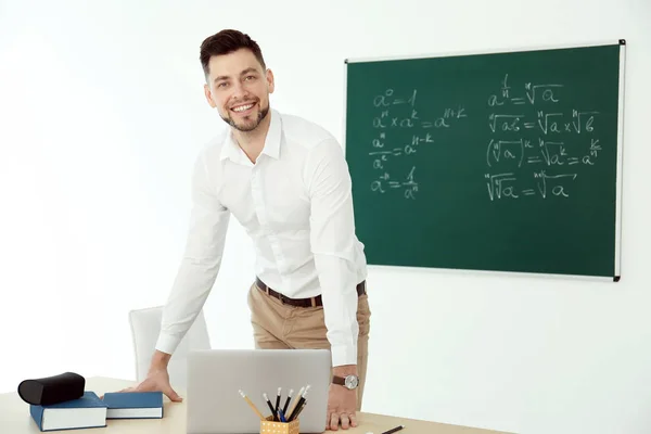 Porträtt av manliga lärare i klassrummet — Stockfoto