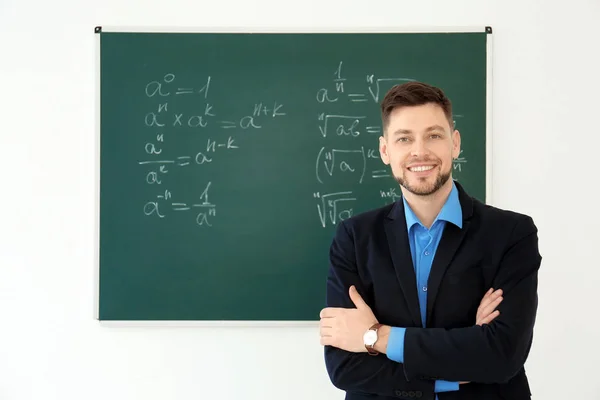 Potret guru laki-laki dekat papan tulis di kelas — Stok Foto