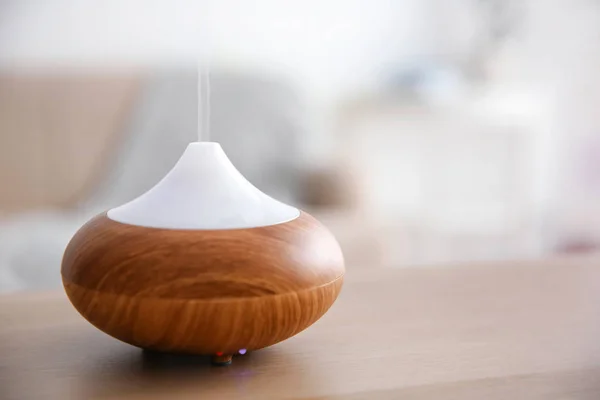 Aroma olie diffusor op tafel tegen onscherpe achtergrond — Stockfoto