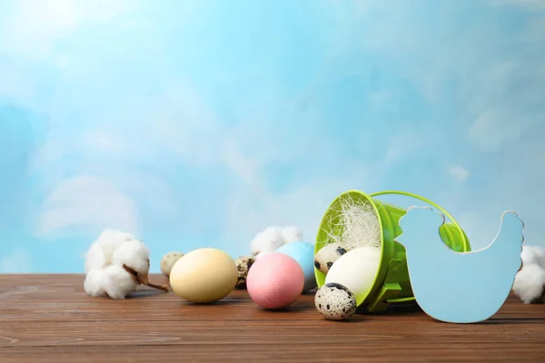 Composição com ovos de Páscoa e frango no fundo de cor — Fotografia de Stock