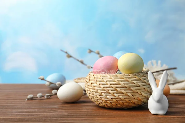 Sammansättning med påskhare och ägg på färgbakgrund — Stockfoto