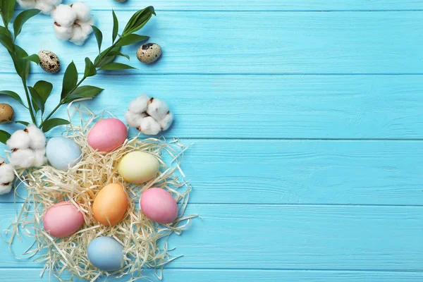 Composition avec oeufs de Pâques sur fond en bois, vue de dessus — Photo