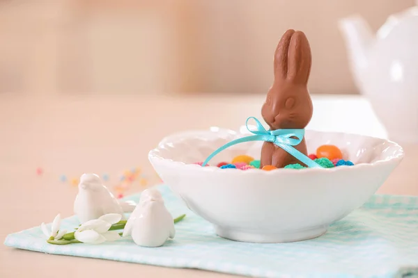 Gericht mit Schokoladen-Osterhasen und Bonbons auf dem Tisch — Stockfoto