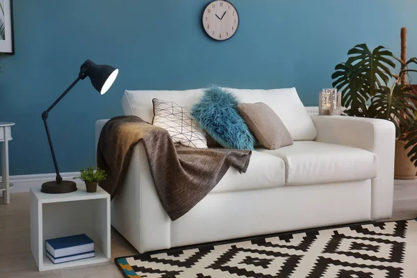 快適なソファ付きのスタイリッシュなリビングルームのインテリア — ストック写真